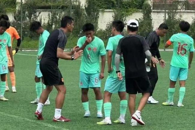 电影《拼桌》发布概念海报，由张律监制、吴靖编剧并执导，王传君、江疏影领衔主演